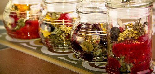 Активизировать иммунитет помогают: женьшень, эхинацея, ромашка, алоэ, шиповник, имбирь, солодка, элеутерококк, радиола розовая