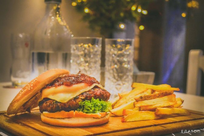 Тяжелая еда вредит организму.