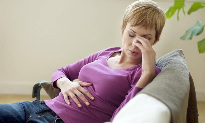 У девушки болит живот