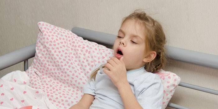У девушки кашель