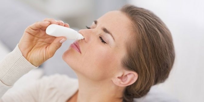 Женщина закапывает нос